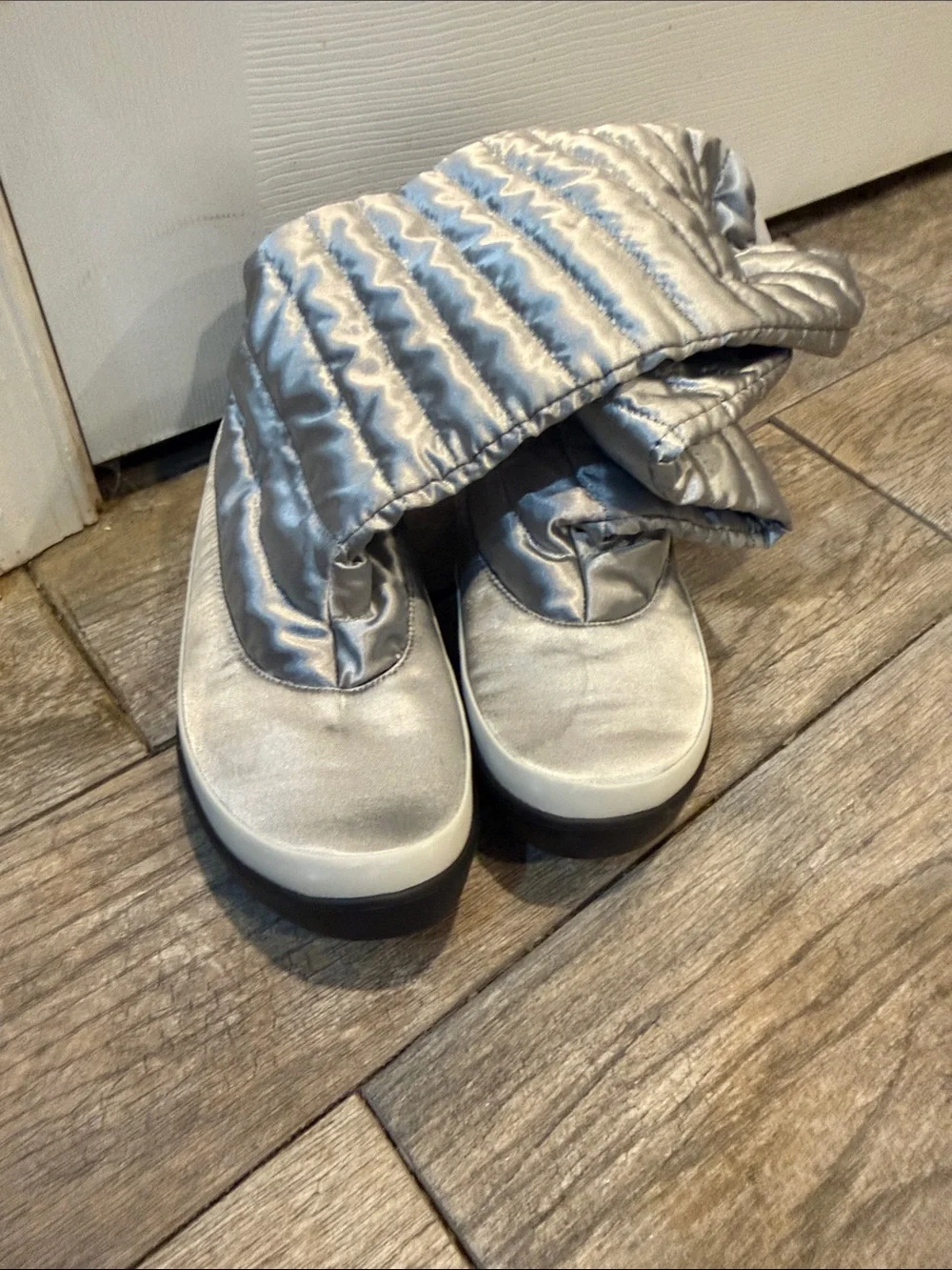 Oofos Oomg tall Women's Silver Quilted Winter Boots size 9